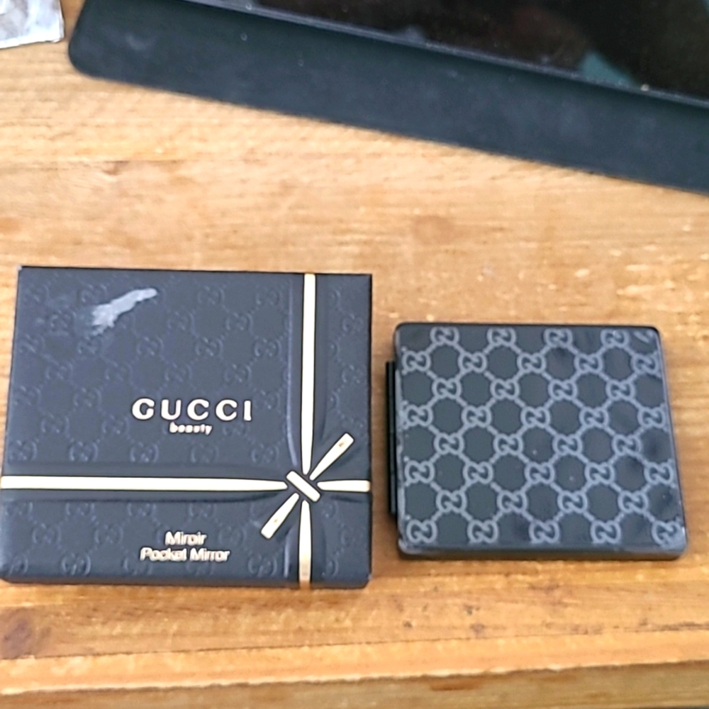 Fabulous black Gucci Beauty miroir pocket mirror GG double mirror